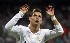 Ronaldo và điệp vụ 'bàn tay nhỏ'