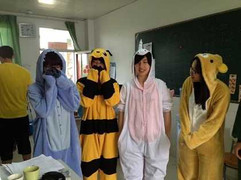 Độc và lạ: Giáo viên, học sinh mặc đồ ngủ lên lớp