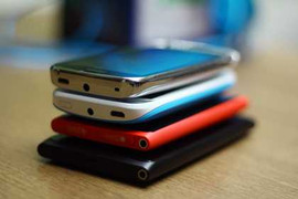 Siri 'tát' vào mặt Apple khi tôn vinh Nokia