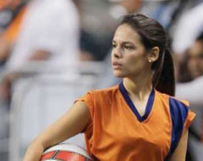 Maia: Từ cô gái nhặt bóng tới người mẫu Playboy