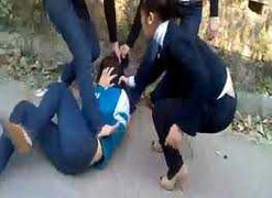 Phẫn nộ clip nữ sinh đánh bạn hộc máu mồm