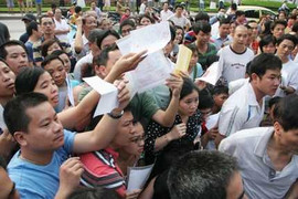 Ngày thứ 2 mua hồ sơ vào lớp 1: Vẫn trắng đêm, hỗn loạn