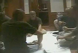 Hàn Quốc: 'Sư hổ mang' hút thuốc, đánh bạc