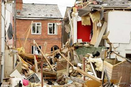 Cụ bà 81 tuổi thoát chết vụ nổ gas nhờ…tủ quần áo