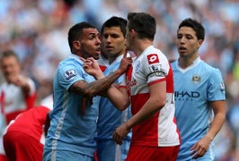 '1 chọi 3', siêu quậy Barton dâng cúp cho Man City