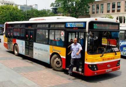 Hà Nội: Khách đánh trọng thương phụ xe buýt