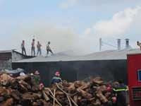 Cảnh sát leo lên mái tôn trăm độ C cứu lò sấy gỗ