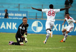 Máu đổ, mất người, Hà Nội T&T thảm bại trước SLNA