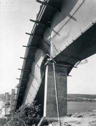 Sập cầu đang thi công làm 2 người chết