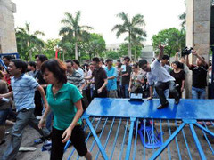 Chuyện phụ huynh xô đổ cổng trường đi vào nhạc chế