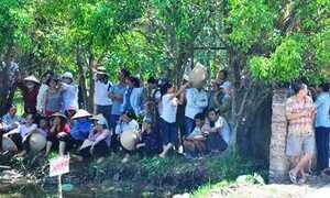 Nữ sinh thừa nhận dìm chết bạn dưới ao nước