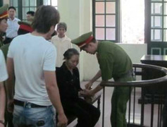 Bà chủ bắt ô sin ăn phân, xối nước nóng lĩnh 1,5 năm tù