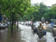 Mưa rất to, Hà Nội làm gì chống úng ngập?