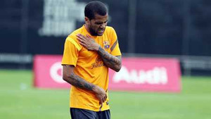 Alves gãy xương đòn, Barca gặp khủng hoảng hàng thủ