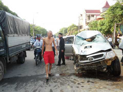 Ôtô 'điên' đâm loạn xạ, 2 người nguy kịch