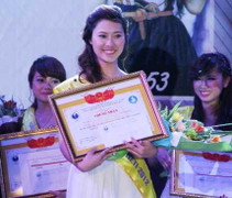 Thôn nữ duyên dáng đăng quang Miss Uneti 2012
