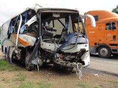 Xe tải 'húc' xe khách, 20 người thương vong