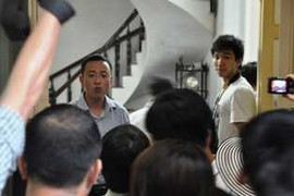 Bé gái 'gây cháy' trước mặt các nhà khoa học