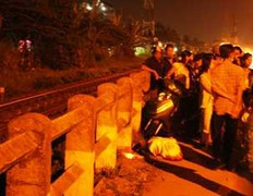 Ngồi hóng mát bị tàu đâm chết thảm