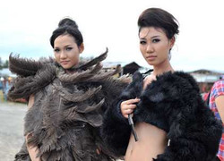 Thí sinh Siêu mẫu VN quấn lông chim quanh người