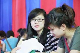 Nữ sinh rạng ngời trong Festival tuyển dụng và việc làm