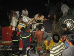 Toàn cảnh xe rơi sông làm 37 người chết thảm qua ảnh