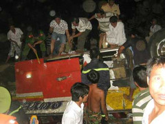 Xe khách rơi xuống sông, 34 người chết thảm