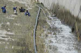 Đập thủy điện Sông Tranh 2: Nước vẫn chảy xối xả