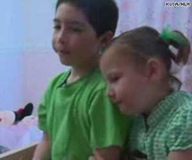 Tôn vinh tình bạn của 2 em bé mắc bệnh ung thư