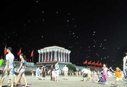 Ảnh: Trẻ thơ khoe sắc vui đùa bên Lăng Bác