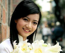 Hoa khôi Sư phạm dịu dàng bên sắc hoa loa kèn