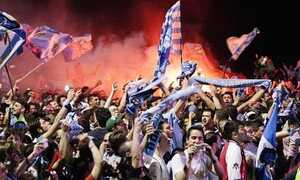 Napoli trắng đêm ăn mừng cùng pháo sáng