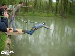 'Trình diễn' nhảy bungee từ độ cao... 3 feet