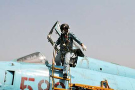 Xem Không quân Sao đỏ tập bay dưới nắng 40 độ C