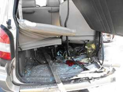 Bị container húc đuôi, 4 người trọng thương