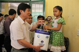 Vinamilk tặng quà người dân mắc bệnh lạ ở Quảng Ngãi