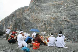 Nổ mìn tại mỏ đá: Tang thương bao trùm xóm núi nghèo