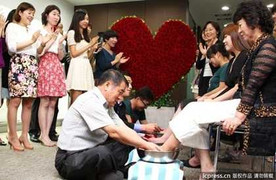 Hàn Quốc: Rửa chân, hôn chân vợ thể hiện tình yêu