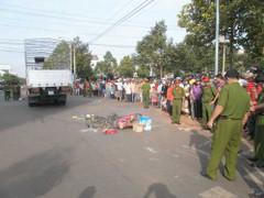 Bị xe tải tông, 2 con chết, mẹ nguy kịch