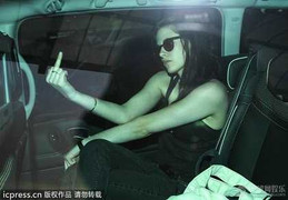 Kristen Stewart giơ 'ngón tay thối' thách thức báo giới