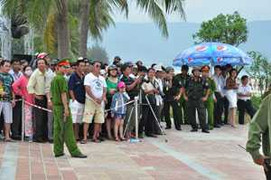 Ảnh: Xem dù bay nhào lộn trên biển trời Đà Nẵng