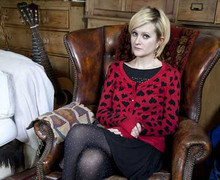 Bệnh lạ: Cô gái dễ dàng ‘hóa đá’