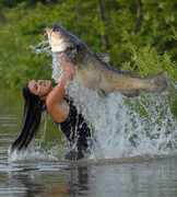 Thú chơi kinh dị: Dùng tay làm mồi nhử tóm cá khổng lồ