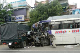 Đập kính cứu người vụ tai nạn 'tay ba'