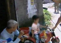 Bé 3 tuổi liều mình lái xe đồ chơi tìm mẹ