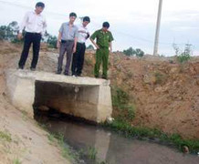 Bắt quả tang doanh nghiệp xả 'lén' nước thải ra sông