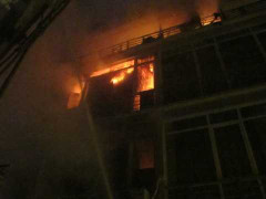 Nhà bốc cháy dữ dội ở phố cổ giữa đêm