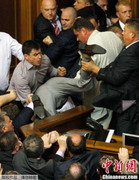 Ukraine: Nghị trường thành sàn đấu võ