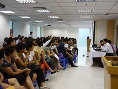 Từ vụ trẻ ăn cơm như 'cám lợn', cám cảnh nhà giàu khóc