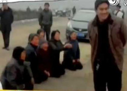 Trung Quốc: Dân quỳ gối van xin, cán bộ cười khẩy